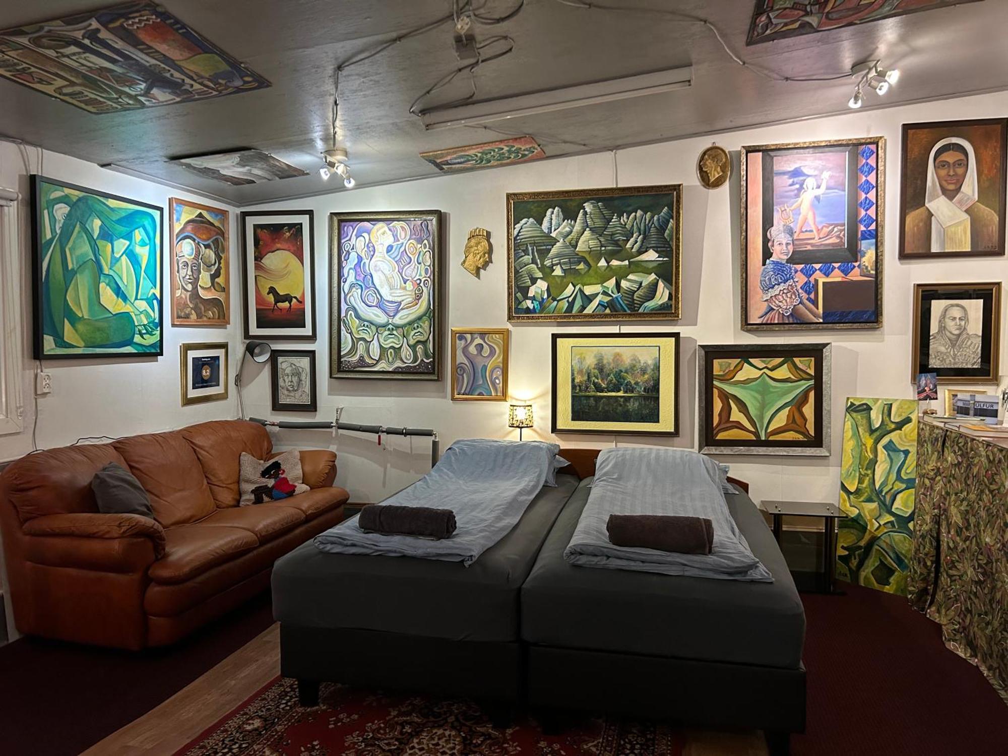 Brimarsbru Sleep Inn-Art Gallery Njarthvik Eksteriør billede